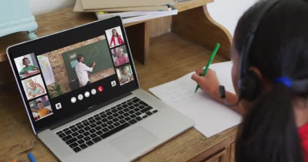 Menina Fazendo Lição Casa Ter Uma Videoconferência Com Professor Colegas — Vídeo de Stock