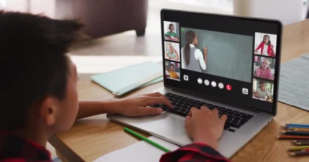 Asiatico Ragazzo Avendo Video Conferenza Con Insegnante Compagni Classe Laptop — Video Stock