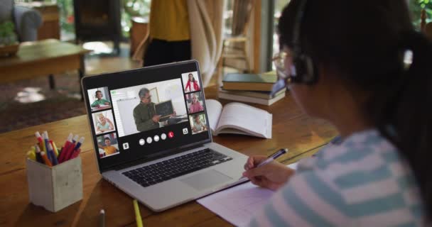 Dívka Dělá Domácí Úkoly Videokonferenci Učitelem Spolužáky Doma Notebooku Vzdálený — Stock video