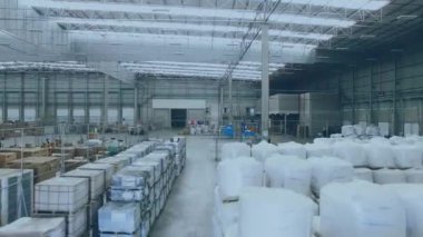 Arka plandaki depo ile 5G mesajlaşması. lojistik ve ulaşım sektörü kavramı