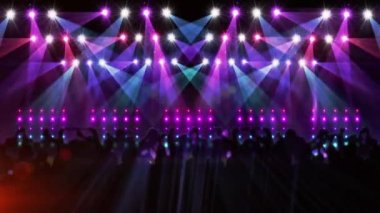Dans eden insanların siluetinin üzerinde renkli parlak ışıkların dijital animasyonu. gece hayatı ve konser konsepti