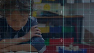 İlkokulda okuyan beyaz bir çocuğa karşı şebeke ağı. Okula geri dönüş ve eğitim teknolojisi kavramı