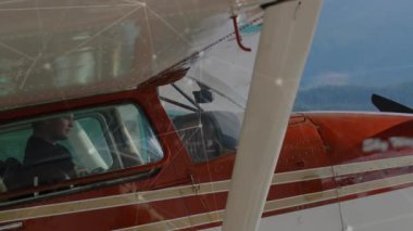 Özel bir uçakta oturan Kafkasyalı pilota karşı olan bağlantılar ağı. Havacılık ve uçuş konsepti