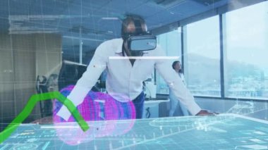 Ofiste VR kulaklık takan Afrikalı Amerikalı iş adamının veri işleme arayüzü. bilgisayar arayüzü ve iş teknolojisi kavramı