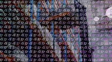 Depoda forklifte karşı kusursuz desenli ve dijital ikon ağlı soyut şekiller. lojistik ve ulaşım sektörü kavramı