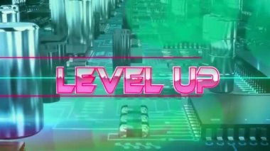 Yeşil bilgisayar anakartının üzerinde neon çizgileri olan pembe metalik metin seviyesinin animasyonu. Video oyunu, eğlence ve dijital arayüz kavramı dijital olarak oluşturuldu.