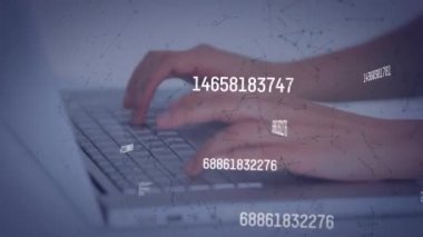 Bağlantılar ağı ve birden fazla değişen numara bir dizüstü bilgisayar kullanarak kişinin üzerinde yüzüyor. küresel ağ ve teknoloji kavramı