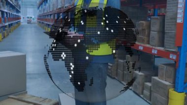 Kafkas erkek işçilere karşı dönen bir küre. Depoda panoya yazı yazıyor. lojistik ve ulaşım sektörü kavramı