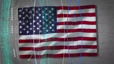 Yuvarlak tarayıcılardaki mikroişlemci bağlantıları gri arka planda Amerikan bayrağı sallıyor. Amerika 'nın bağımsızlık kutlamaları kavramı mikroişlemci bağlantıları