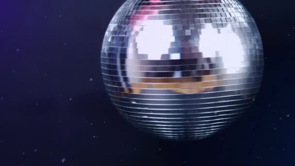 Gümüş Dönen Disko Topunun Üzerinde Süzülen Beyaz Parçacıklar Mavi Arkaplana — Stok video
