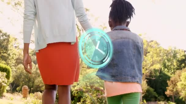 Relógio Digital Contra Mãe Filha Afro Americanas Mãos Dadas Andando — Vídeo de Stock