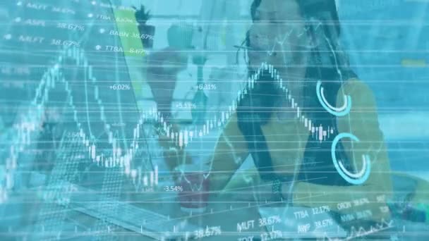 Akciový Trh Zpracování Finančních Údajů Asijské Ženy Pomocí Počítače Při — Stock video