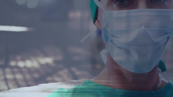 Портрет Хірурга Жінки Масці Обличчя Проти Переплетення Часу Людей Ходять — стокове відео