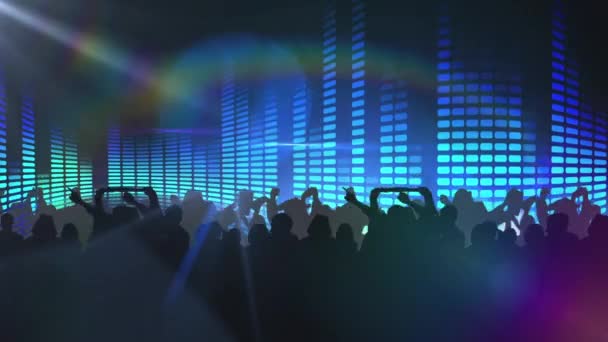 青いモザイクの正方形に対して踊る人々のシルエットの上に光のスポットのデジタルアニメーション ナイトライフやコンサートのコンセプト — ストック動画