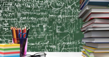 Yeşil arkaplanda yüzen matematiksel denklemlere karşı okul eşyaları ve gözlükler. okul ve eğitim kavramı