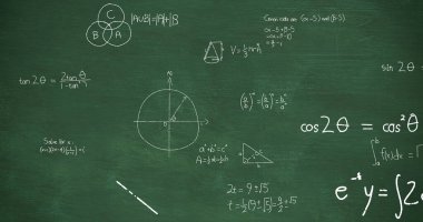 Matematiksel denklemleri ve hesaplamaları yeşil karatahta arka planında hareket eden beyaz tebeşirle yazılmış görüntüyü yakınlaştır