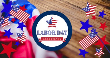 Ahşap üzerinde Amerikan bayrakları, yıldız ve bayrak unsurları olan mutlu çalışma günü metni. Vatanseverlik, bağımsızlık ve kutlama konsepti dijital olarak oluşturulmuş imaj.