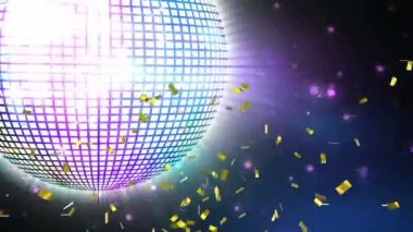 Mor disko topunun üzerine düşen altın konfeti ve mavi arka planda ışık lekeleri. gece hayatı ve disko konsepti