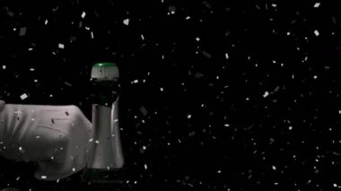 Konfeti, siyah arka planda şampanya şişesi açarken orta kısımdan düştü. Yeni yıl kutlaması ve gece hayatı konsepti