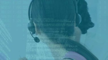 Çeşitli erkek ve kadın müşteri hizmetleri yöneticilerinin konuştuğu ekranlar. siber güvenlik ve iş teknolojisi kavramı