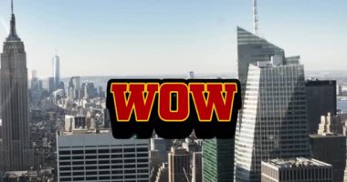 Şehir manzarasının havadan görüntüsüne karşı retro konuşma baloncuğu üzerine yazının dijital animasyonu. Video oyunu arayüzü ve teknoloji kavramı