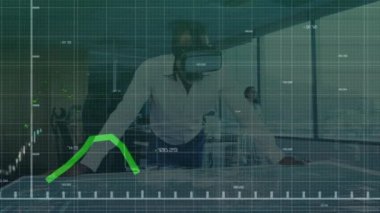 Ofiste VR kulaklık takan Afrikalı Amerikalı iş adamının veri işleme arayüzü. bilgisayar arayüzü ve iş teknolojisi kavramı