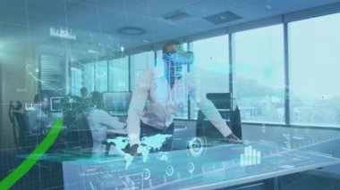 Ofiste VR kulaklık takan Afrikalı Amerikalı iş adamının veri işleme arayüzü. bilgisayar arayüzü ve iş teknolojisi kavramı