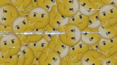 Birden fazla düşünen yüz emojisinin düşüşü üzerine televizyon statik etkisinin dijital animasyonu. ifade ve iletişim kavramı