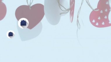 Asılı kalp şeklindeki dekorasyonların üzerinde süzülen birden fazla mesaj simgesi var. Sevgililer Günü Kutlaması ve Aşk Konsepti