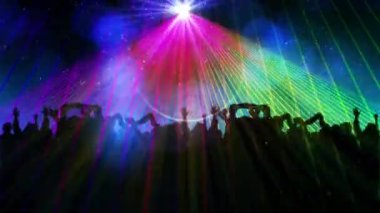 Dans eden insanların siluetinin üzerinde renkli parlak ışıkların dijital animasyonu. gece hayatı ve konser konsepti
