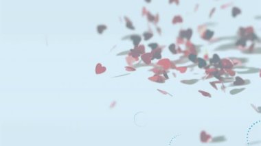 Birden fazla kalbin üzerinde süzülen trobber simgeleri beyaz arkaplana çarpıyor. Sevgililer Günü Kutlaması ve Aşk Konsepti