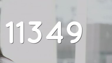 Ofiste telefonla konuşan Asyalı kadın müşteri hizmetleri yöneticisine karşı numara değiştirmek. küresel iş ve teknoloji kavramı