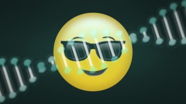 Yeşil arka planda güneş gözlüğü emojisi takarak yüzün üzerinde dönen DNA yapısının dijital animasyonu. ifade ve iletişim kavramı