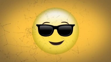 Sarı arka planda güneş gözlüğü emojisi takan yüzün üzerindeki bağlantı ağının dijital animasyonu. ifade ve iletişim kavramı