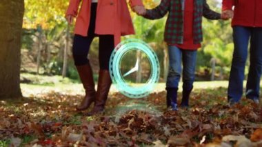 Neon mavisi dijital saat, ailenin alçak kesimine karşı parkta el ele yürüyor. aile, sevgi ve birliktelik kavramı