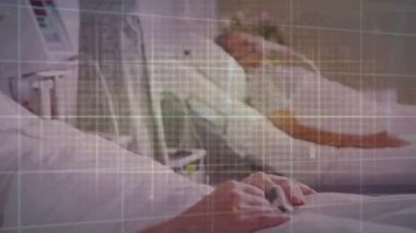 Hastane yatağındaki beyaz erkek hasta için istatistiksel ve tıbbi veri işleme. Sağlık ve tıbbi teknoloji kavramı