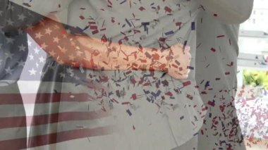 Konfeti, iş adamlarının üzerine Amerikan bayrağı sallıyor ve ofiste birbirlerine sarılıyorlar. Amerika 'nın bağımsızlık kutlamaları