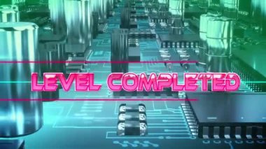 Ana karttaki mikroişlemci bağlantılarına karşı neon pankart üzerindeki seviye tamamlanmış metin. Video oyunu arayüzü ve teknoloji kavramı