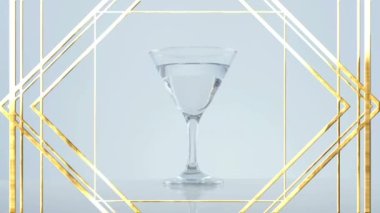 Zeytinlerin üzerindeki altın çerçeve tasarımı gri arka planda kokteyl bardağına düşüyor. gece hayatı ve bar partisi konsepti