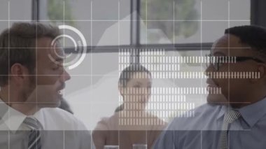 İki farklı iş adamının el sıkışmasına karşı veri işleme ile dijital arayüz. iş ortaklığı ve teknoloji kavramı