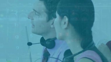 Çeşitli erkek ve kadın müşteri hizmetleri yöneticilerinin konuştuğu siber güvenlik verileri işleniyor. siber güvenlik ve iş teknolojisi kavramı