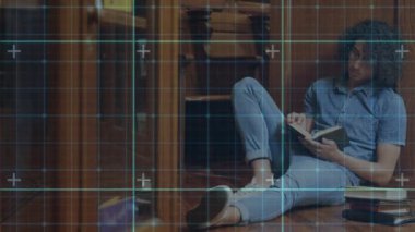 Üniversitede kütüphanede okuyan beyaz erkek öğrencilere karşı şebeke ağı. kolej ve eğitim teknolojisi kavramına