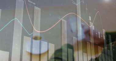 İstatistiksel veri işleme, akıllı telefon kullanan bir adamın orta kesimine karşı. küresel ağ ve iş teknolojisi kavramı