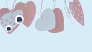 Asılı kalp şeklindeki dekorasyonların üzerinde süzülen birden fazla mesaj simgesi var. Sevgililer Günü Kutlaması ve Aşk Konsepti