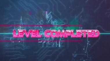 Mavi zemin üzerinde bir ev oluşturan mikro işlemci bağlantıları üzerinde neon pankart düzeyi tamamlandı. Video oyunu arayüzü ve teknoloji kavramı