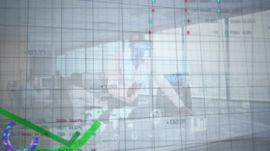 Ofiste VR kulaklık takan Afrikalı Amerikalı iş adamının veri işleme arayüzü. bilgisayar arayüzü ve iş teknolojisi kavramı