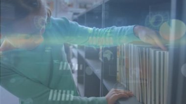 Kafkasyalı bir kızın ilkokuldaki kütüphanede kitap araması üzerine veri işleme ekranları. Okula geri dönüş ve eğitim teknolojisi kavramı