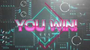 Siyah arkaplanda mikro işlemci bağlantıları üzerinden neon kareler üzerine metin kazanırsınız. Video oyunu arayüzü ve teknoloji kavramı