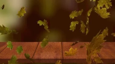 Ormana karşı ahşap yüzeyde yüzen çoklu sonbahar yapraklarının dijital animasyonu. Sonbahar mevsimi konsepti