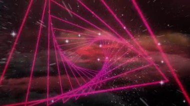 Uzayda parlayan yıldızlara karşı kusursuz bir hareketle dönen üçgen şekillerin dijital animasyonu. doku ve tasarım ile teknoloji arkaplanı